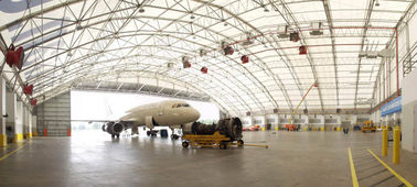 จีน โรงงานผลิตเหล็กเส้นสำเร็จรูปท่อเหล็กหล่อ Truss Airplane Hangar Buildings จัดหาห้องขนาดใหญ่สำหรับที่จอดรถบนเครื่องบิน ผู้ผลิต